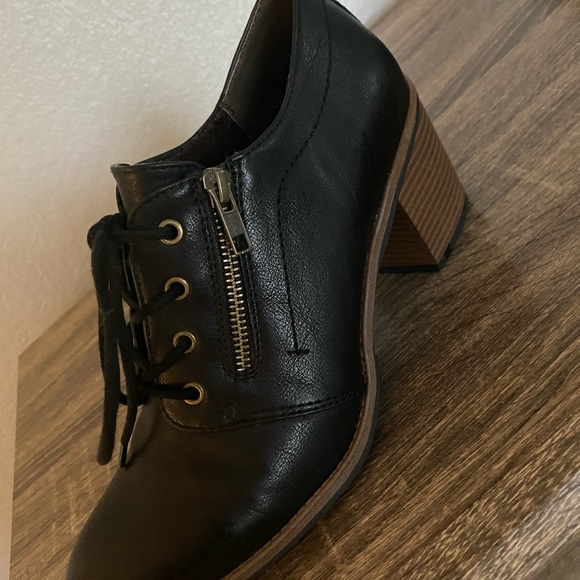 WHITE MOUNTAIN Desaray women's black vegan leather lace-up oxford heeled booties - Picture 3 of 8